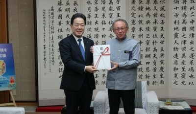 「食べて応援 沖縄そば」シリーズの売り上げの一部を環境保全活動へ寄付  沖縄県庁にて寄付金目録の贈呈式
