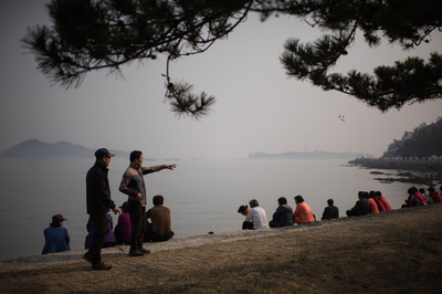 韓国・珍島郡の首長、清掃活動前の浜辺にごみ1トンばらまき謝罪