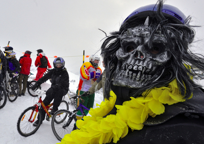 スイスで大晦日にマウンテンバイクレース