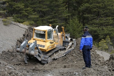 独機墜落現場へ新ルート開通、保険会社支払いは360億円