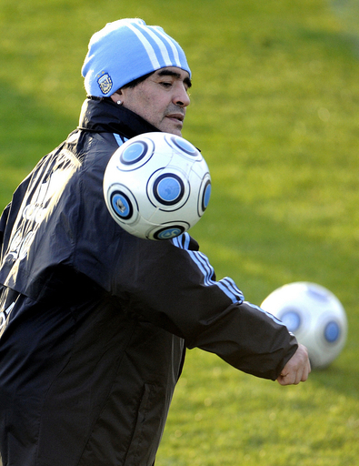 FIFA マラドーナ監督を事情聴取へ、暴言騒ぎで