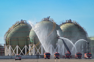 【今日の1枚】まるで巨大メロン、ガスタンクへ放水訓練 台湾