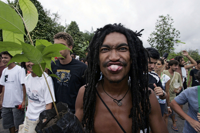 世界社会フォーラムにあわせ、大麻合法化を求めるデモ