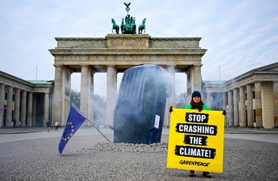 グリーンピース、独政府の気候変動対策に抗議 