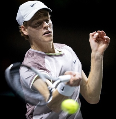 シナーが8強入り モンフィスに競り勝つ ABNアムロOP