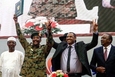 スーダンで暫定憲法に調印、8か月の混乱に終止符 喜びの声 夜更けまで