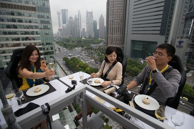 地上50メートルでディナー、気分も上々？上海