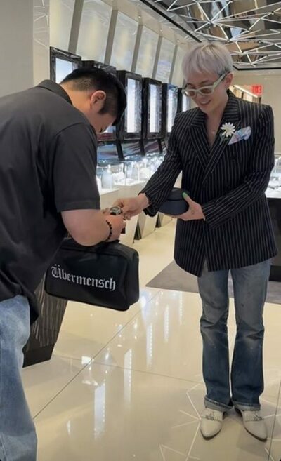 韓流人気歌手、ボディーガードに高級腕時計をプレゼント