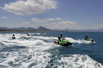 絶壁の間を駆け抜けろ、運河でジェットスキー・レース ギリシャ