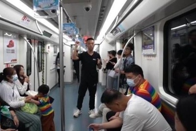 18歳の中国人大学生 夢のためにバスで講演