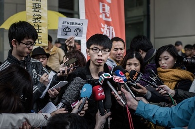 香港警察、民主派デモの学生リーダーら4人を逮捕