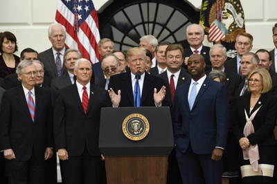 米大手企業が臨時ボーナスや最低賃金引き上げ、減税法案の議会通過で