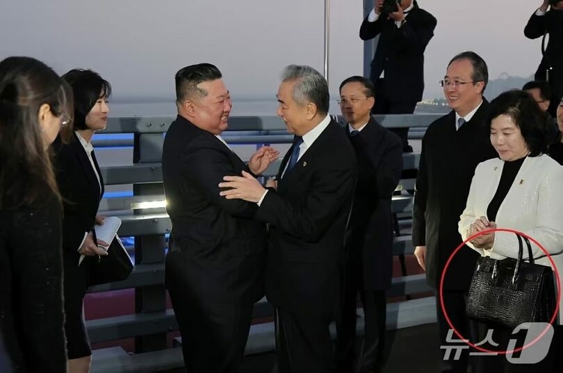 「サック・ド・ジュール」とみられるバッグを持つチェ・ソニ外相＝10月24日、労働新聞提供(c)news1