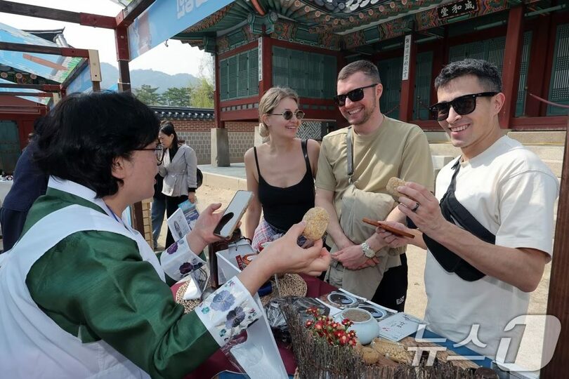 2025年4月18日、ソウル・景福宮で開かれた「韓国の醤(ジャン)作り」体験イベント(c)news1