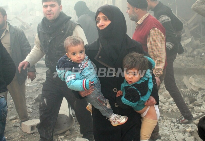 シリア政府軍が「たる爆弾」でアレッポ空爆、子ども28人含む76人死亡