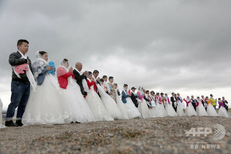 聖なる湖の誓い 33組のカップルが青海湖で合同結婚式 写真5枚 国際ニュース Afpbb News