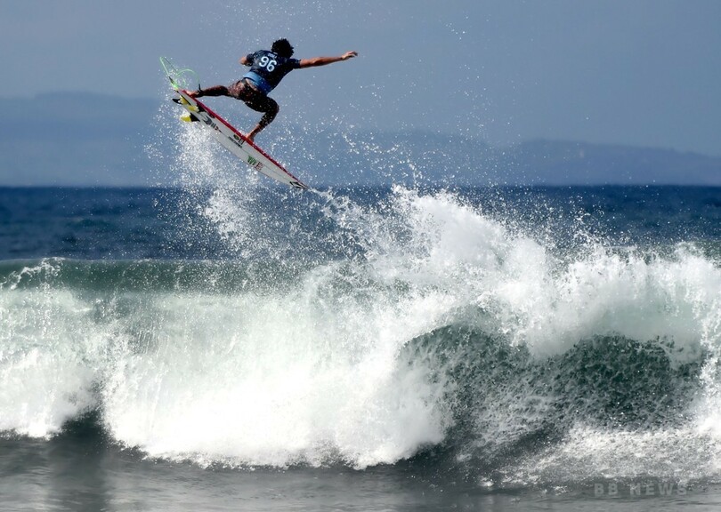 バリ島クラマスビーチでサーフィン大会