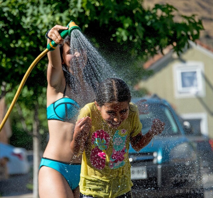 チリ首都で観測史上最高の暑さ 水浴びする少女も 写真5枚 国際ニュース Afpbb News