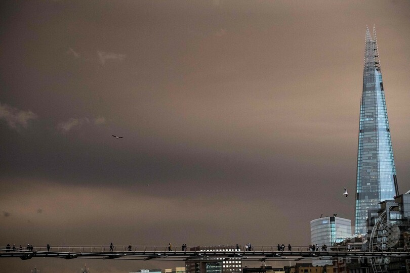 終末の予兆？ 英の空、不気味な茶褐色に覆われる
