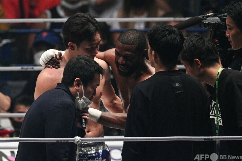 メイウェザー氏、2回TKOで朝倉未来とのエキシビに勝利