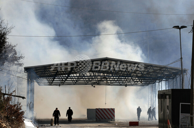 コソボ、放火で封鎖の検問所再開