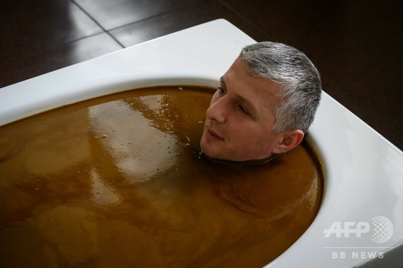 原油風呂で療養、「とても気持ちいい」 アゼルバイジャン