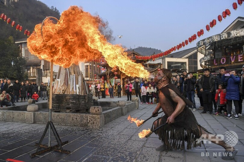 火吹き特技を持つ芸人集結、「火王」大会 湖南・張家界