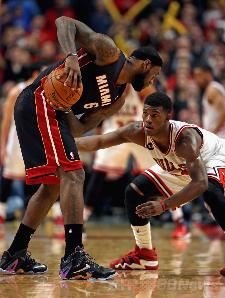 ブルズがヒートに勝利、バトラーがジェームズを抑える