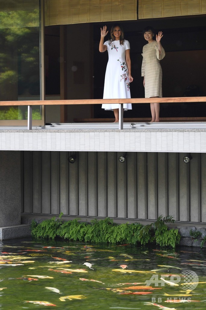 日米首脳夫人、日本舞踊を鑑賞 コイの池にも立ち寄り