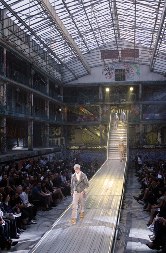 10年春夏パリ・メンズコレクション＞ジョン・ガリアーノ、新作を発表