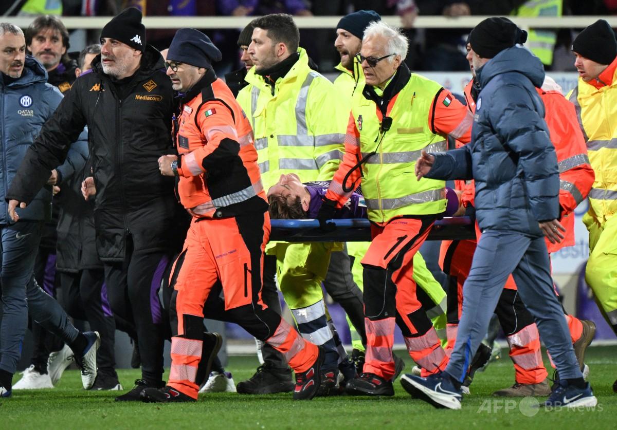 試合中に倒れたフィオレンティーナMF、除細動器を装着 報道 写真