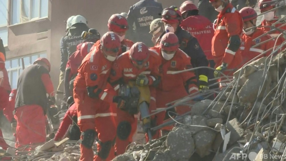 動画：エーゲ海地震、トルコの死者69人に 捜索活動続く
