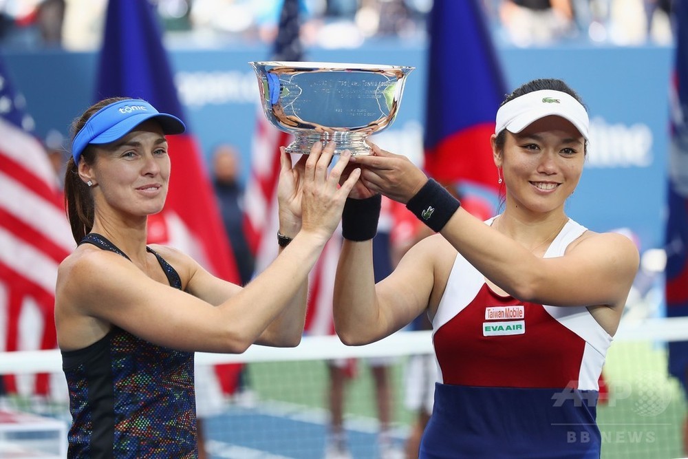 ヒンギス、女子ダブルス制し全米OP2冠 四大大会25回目の優勝 写真3枚