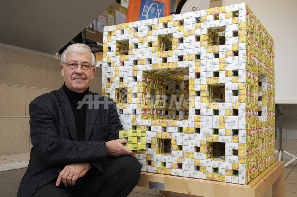 折り紙で立方体8000個、彫刻作品「メンガーのスポンジ」 フランス 写真