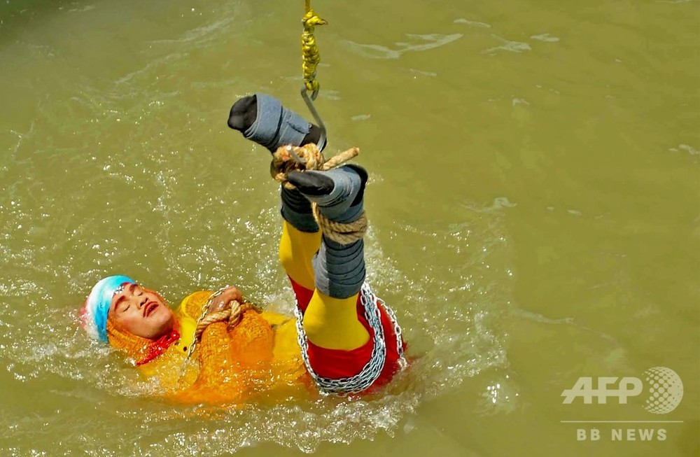 川 遺体 ガンジス [閲覧注意] インド・バラナシのガンジス川で遺体を撮影する死の写真家の作品集「Sleeping