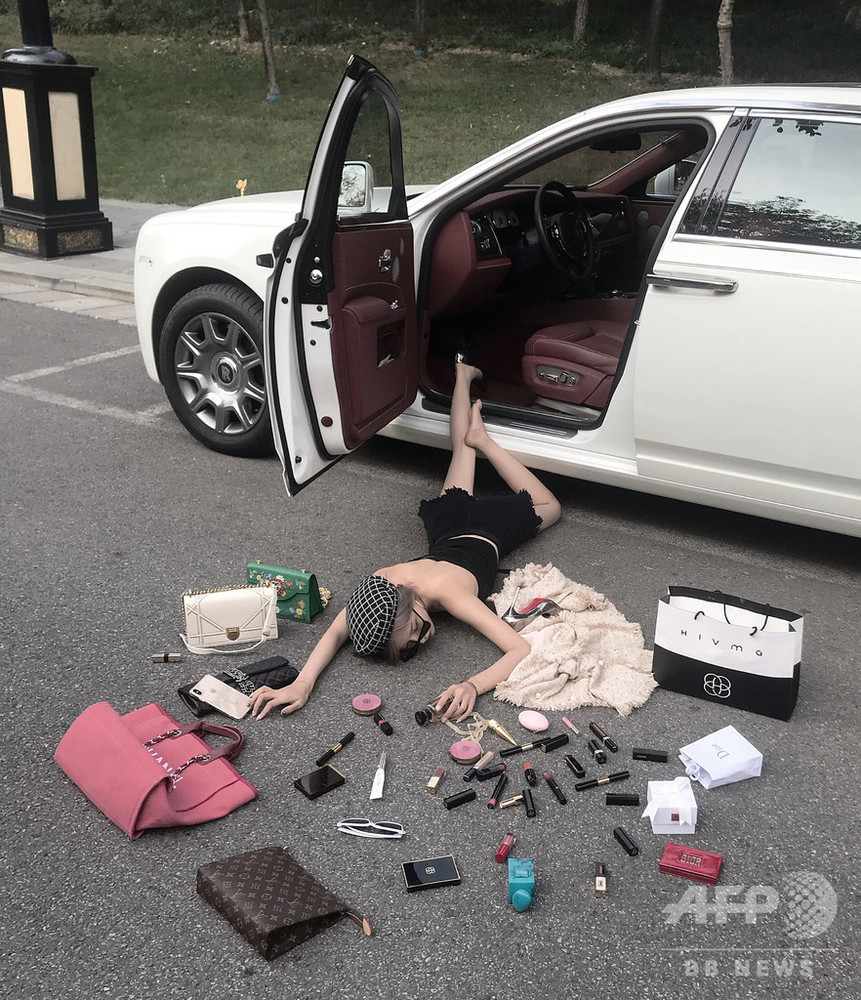 道に高級品ばらまいた姿をネット投稿 中国で流行 パロディーも 写真3枚 国際ニュース Afpbb News