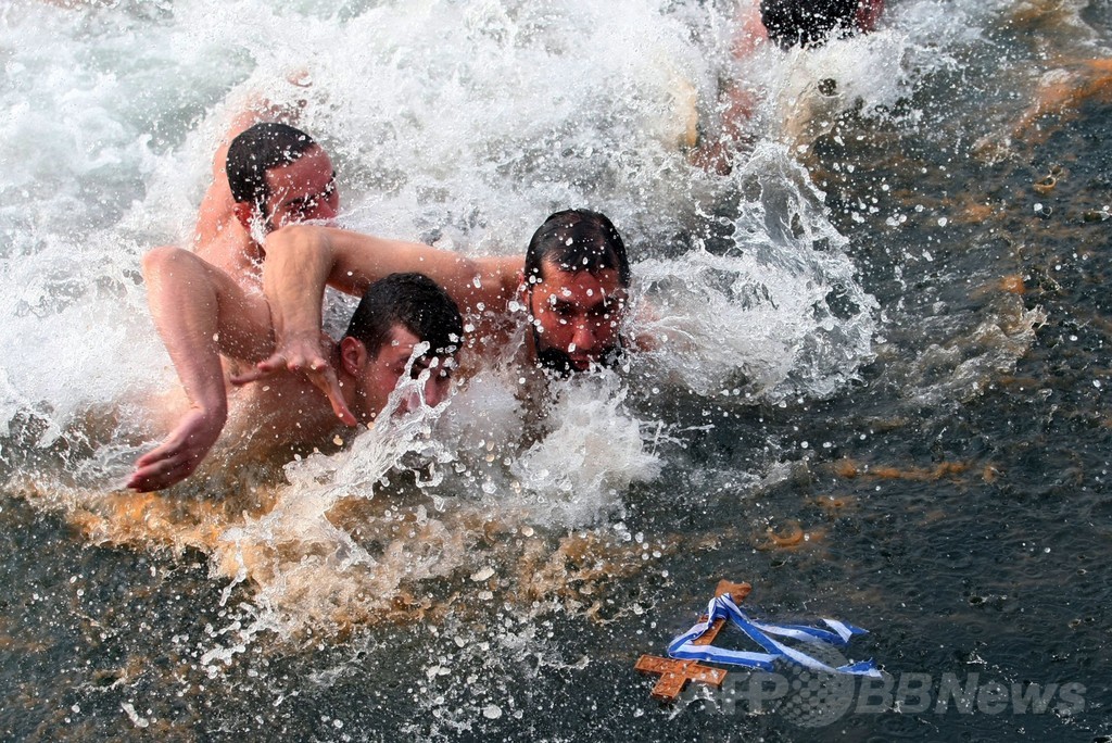 十字架めがけて海へ、ギリシャ正教の公現祭 写真15枚 ファッション