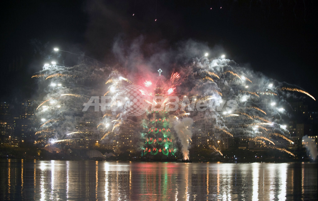 花火が彩る世界最大の湖上クリスマスツリー ブラジル 国際ニュース Afpbb News