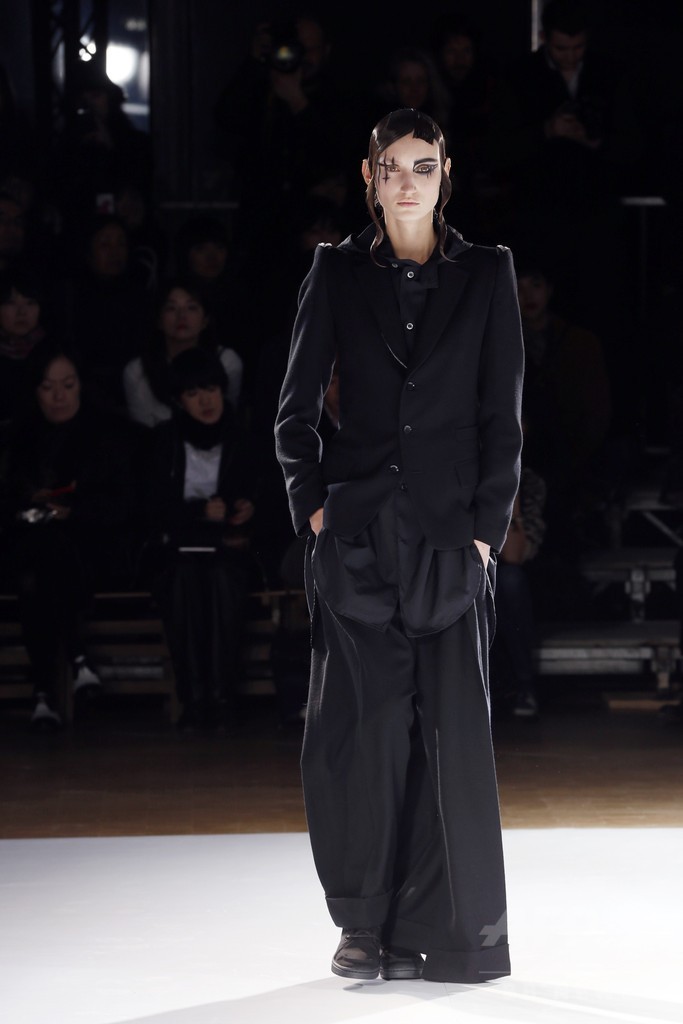 古代ギリシャに着想を得た一枚の布で見せる服、「ヨウジヤマモト」15/16秋冬