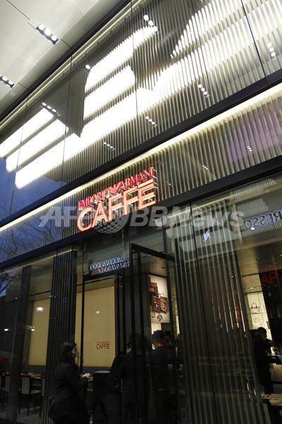 「エンポリオ アルマーニ青山」4日にオープン、日本初のカフェも