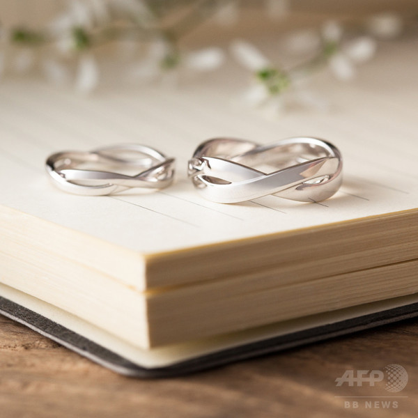 「デビアス」バンドリング新作、クリスマスにお揃いのリングを