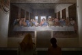 イタリア・ミラノのサンタ・マリア・デッレ・グラツィエ教会内の修道院で、15世紀後半に描かれたレオナルド・ダビンチの作品「最後の晩餐」を鑑賞する人々（2021年2月10日撮影）。(c)MIGUEL MEDINA / AFP