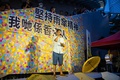 香港民主派による大規模抗議行動「雨傘運動」の4周年を機に行政府本部庁舎の外で行われた集会で演説する、民主活動家で政党「香港衆志（デモシスト）」党員の黄之鋒氏（2018年9月28日撮影）。(c)Anthony WALLACE / AFP