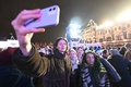 ロシア・モスクワの赤の広場で開かれた、クリミア半島併合10年を祝う集会に参加した人々（2024年3月18日撮影）。(c)NATALIA KOLESNIKOVA / POOL / AFP