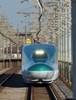 埼玉県さいたま市を通過する新幹線「はやぶさ（Hayabusa）」（2011年3月5日撮影）。(c)AFP