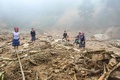ベトナム北部イエンバイ省の山間部の鉄砲水に襲われた村で、倒壊した家を見る住民ら（2017年8月4日撮影）。(c)AFP