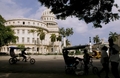 キューバの首都ハバナ（Havana）の旧国会議事堂に面した通り（2008年2月21日撮影）(c)AFP