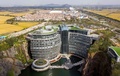 中国・上海郊外の採石場跡地に建設されたホテル「インターコンチネンタル上海ワンダーランド」（2018年11月13日撮影）。(c)Johannes EISELE / AFP