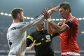 サッカー欧州チャンピオンズリーグ2013-14（UEFA Champions League 2013-14）準決勝第2戦、バイエルン・ミュンヘン（Bayern Munich）対レアル・マドリード（Real Madrid）。言い争うレアル・マドリードのセルヒオ・ラモス（Sergio Ramos、左）とバイエルン・ミュンヘンのマリオ・マンジュキッチ（Mario Mandzukic、右）の間に割って入るペドロ・プロエンサ（Pedro Proenca）主審（2014年4月29日撮影）。(c)AFP/CHRISTOF STACHE