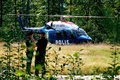 スウェーデン南部で、戦闘機が墜落した現場近くに駆け付けた警官ら（2018年8月21日撮影）。(c)Jorgen RAGNARSSON / TT News Agency / AFP